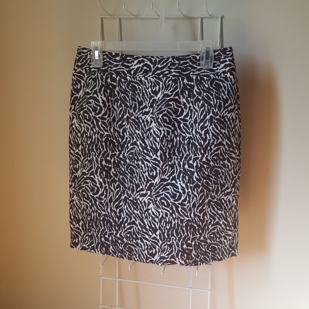 Ann Taylor Loft 💙Black & White Animal Print Skirt